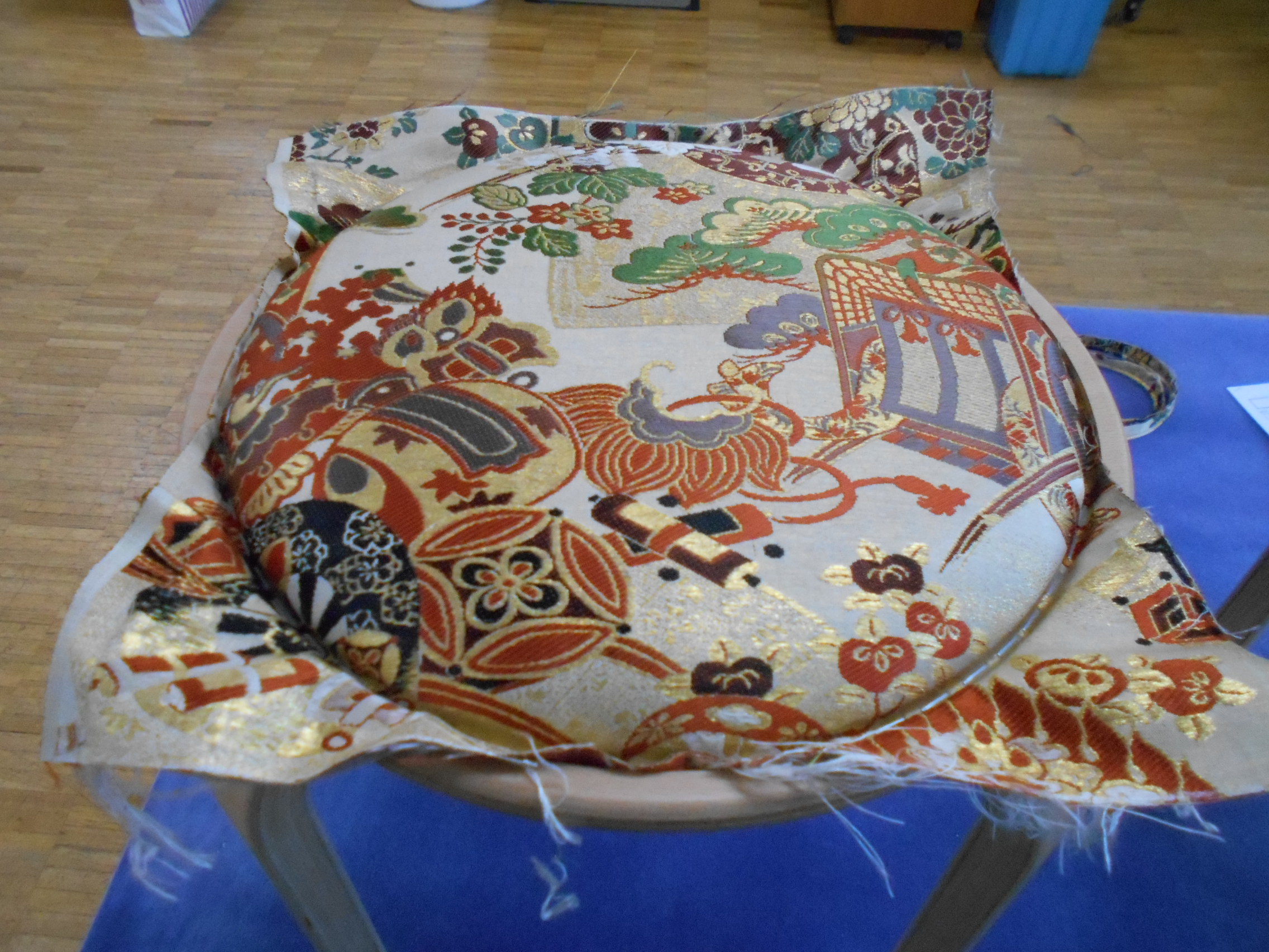 座椅子、リメイク家具。着物帯使用 逸品 思い出の着物を椅子にリメイク（静岡県） - YouTube